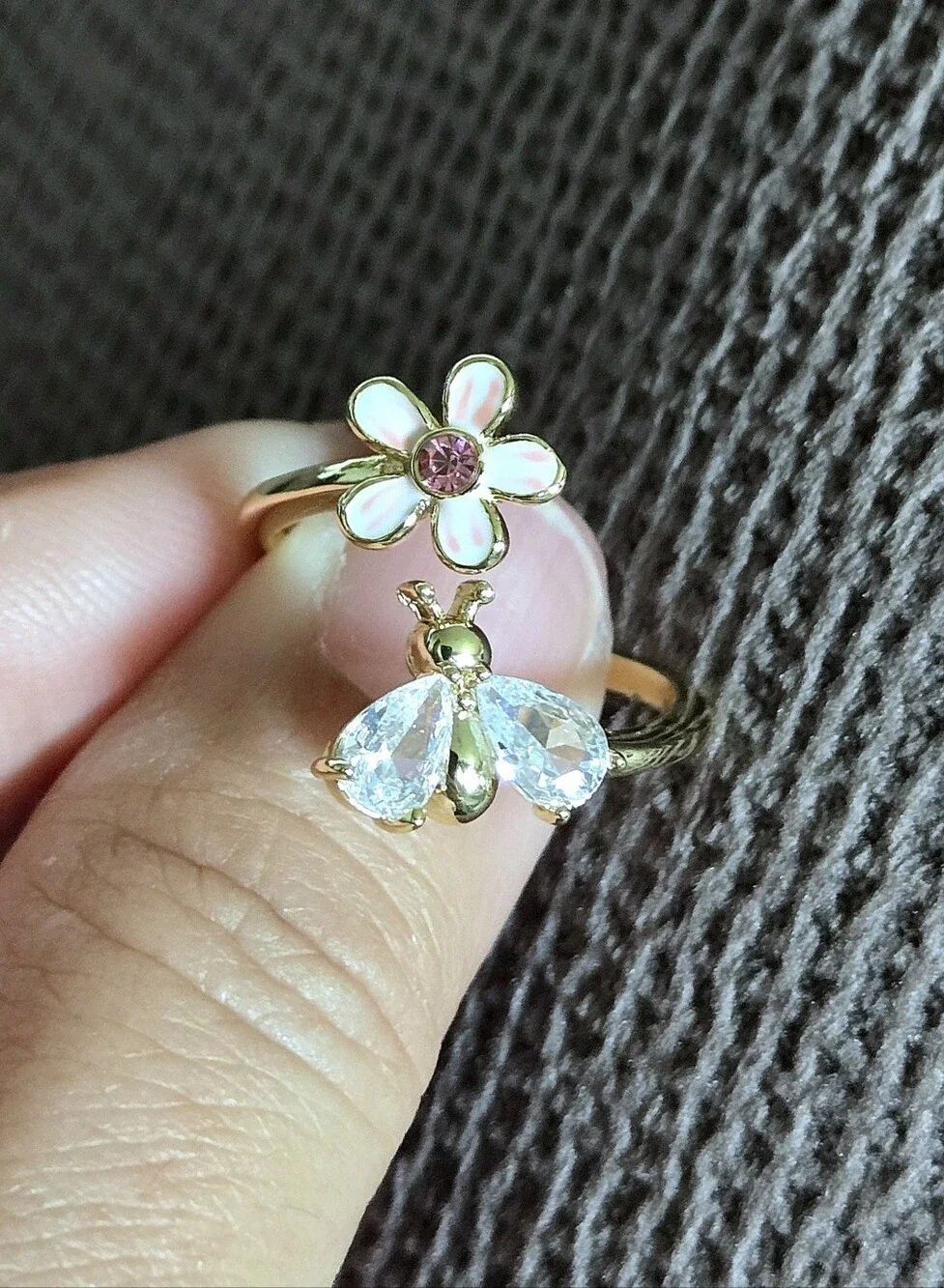 La Meno Flower🌸 and Bee🐝 Bypass Ring💍 - NIB - Picture 5 of 16